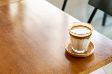 Kirli Kahve - Kahve ve restoranda soğuk taze sütle karıştırılmış bir bardak espresso.