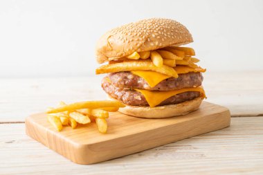 Domuz burger veya peynirli domuz burger ve patates kızartması.