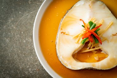 Soya soslu haşlanmış morina balığı ya da buğulanmış kar balığı ya da soya soslu Şili Bası.