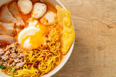 Baharatlı çorbada köfte ve domuz etli erişte mi yoksa Asya usulü Tom Yum Erişte mi?