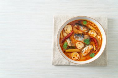 Tom Yum baharatlı çorbada uskumru konservesi - Asya usulü