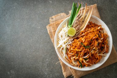 Kızarmış erişte tofu ve lahanayla ya da Pad Thai - Asya usulü