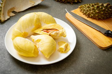 Durian olgun ve taze, durian kabuğu beyaz tabakta.