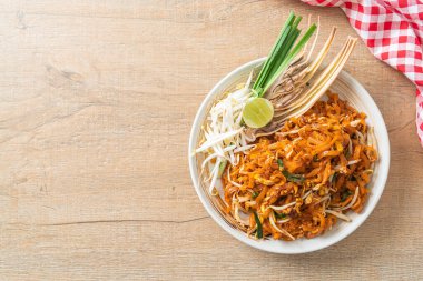 Kızarmış erişte tofu ve lahanayla ya da Pad Thai - Asya usulü