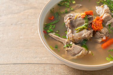 Baharatlı Doğranmış Domuz Kemiği Çorbası veya Baharatlı Leng Çorbası - Asya usulü