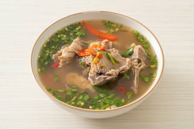 Baharatlı Doğranmış Domuz Kemiği Çorbası veya Baharatlı Leng Çorbası - Asya usulü