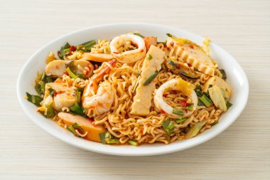 Anında baharatlı erişte salatası ve karışık et. Asya yemeği tarzı.