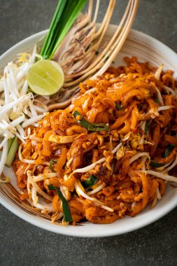 Kızarmış erişte tofu ve lahanayla ya da Pad Thai - Asya usulü