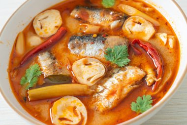 Tom Yum baharatlı çorbada uskumru konservesi - Asya usulü
