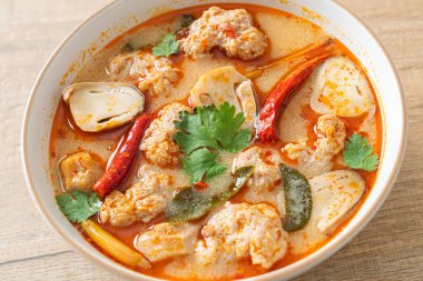 Mantarlı baharatlı domuz çorbası - Tom Yum - Asya usulü