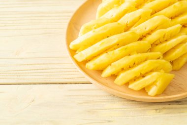 Tahta tabakta dilimlenmiş taze ananas