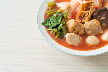 Pembe çorbayla köfteli erişte mi yoksa Asya usulü dört erişte mi?