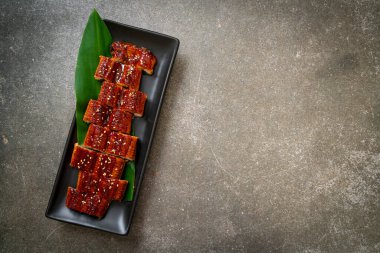 Dilimlenmiş yılan balığı ya da soslu ızgara unagi (Kabayaki) - Japon yemeği tarzı.