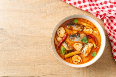 Tom Yum baharatlı çorbada uskumru konservesi - Asya usulü