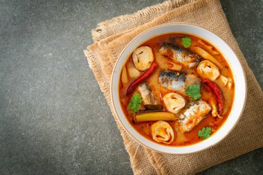 Tom Yum baharatlı çorbada uskumru konservesi - Asya usulü