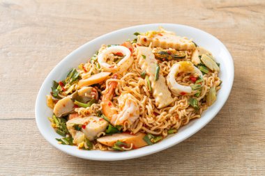 Anında baharatlı erişte salatası ve karışık et. Asya yemeği tarzı.