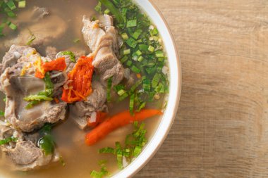 Baharatlı Doğranmış Domuz Kemiği Çorbası veya Baharatlı Leng Çorbası - Asya usulü