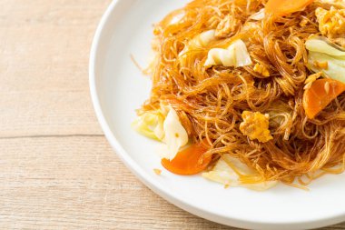 Lahana, havuç ve yumurta ile kızartılmış vermicelli. Vejetaryen usulü.