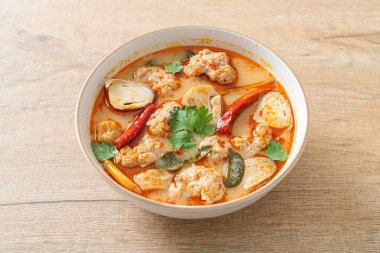 Mantarlı baharatlı domuz çorbası - Tom Yum - Asya usulü