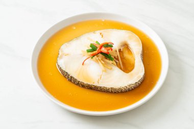 Soya soslu haşlanmış morina balığı ya da buğulanmış kar balığı ya da soya soslu Şili Bası.