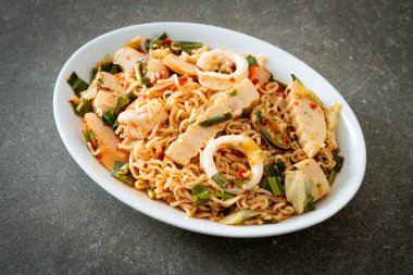 Anında baharatlı erişte salatası ve karışık et. Asya yemeği tarzı.