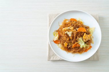 Lahana, havuç ve yumurta ile kızartılmış vermicelli. Vejetaryen usulü.