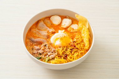 Baharatlı çorbada köfte ve domuz etli erişte mi yoksa Asya usulü Tom Yum Erişte mi?