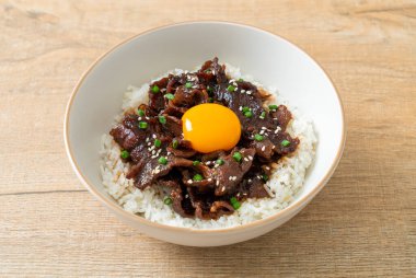 Soya aromalı pilav veya Japon Pork Donburi kasesi - Asya yemeği tarzı