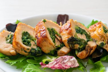 Peynir ve ıspanakla doldurulmuş fırında tavuk göğsü.