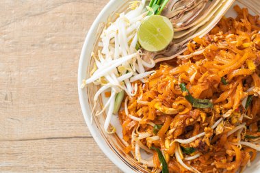Kızarmış erişte tofu ve lahanayla ya da Pad Thai - Asya usulü