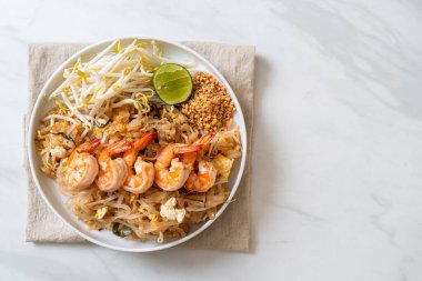 Karides ve lahanalı kızarmış şehriye ya da Pad Thai - Asya yemeği tarzı