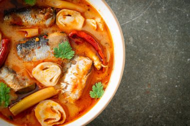 Tom Yum baharatlı çorbada uskumru konservesi - Asya usulü