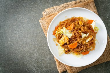 Lahana, havuç ve yumurta ile kızartılmış vermicelli. Vejetaryen usulü.