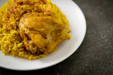 Biryani tavuğu veya körili pilav ve tavuk - Hint biryani 'sinin Tayland-Müslüman versiyonu, mis kokulu sarı pirinç ve tavuk - Müslüman yemek tarzı