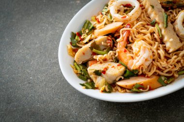 Anında baharatlı erişte salatası ve karışık et. Asya yemeği tarzı.