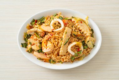 Anında baharatlı erişte salatası ve karışık et. Asya yemeği tarzı.