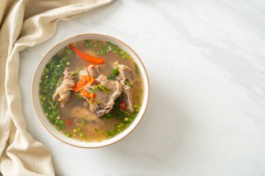 Baharatlı Doğranmış Domuz Kemiği Çorbası veya Baharatlı Leng Çorbası - Asya usulü