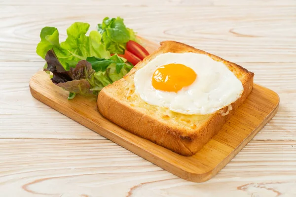 Domácí Chléb Opečený Sýrem Smaženým Vejcem Navrchu Zeleninovým Salátem Snídani — Stock fotografie