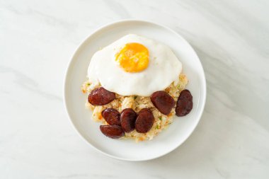 Kızarmış pirinç, yumurta ve Çin sosisi Asya usulü ev yapımı yemek.