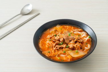 Kore udon eriştesi ve kimchi çorbası, Asya usulü.