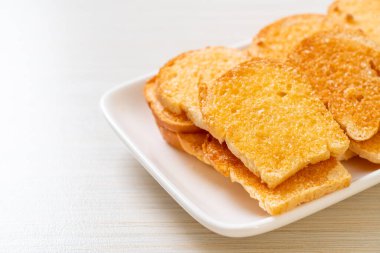 tereyağlı ve şekerli kızarmış ekmek.