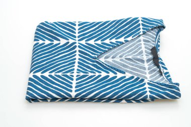 Beyaz arkaplanda beyaz şeritli mavi tişört