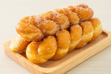 Tahta tabakta, sarmal şekilli şekerli çörek.