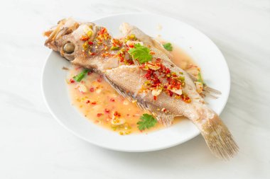 Limonlu ve biberli balık buğulama. Asya usulü.