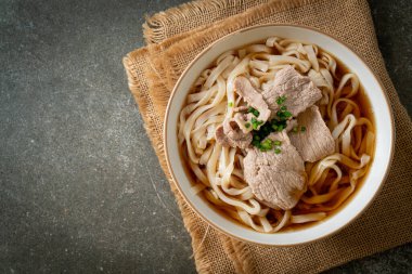 Ev yapımı udon eriştesi, soyalı domuz etli erişte veya Shoyu çorbası.