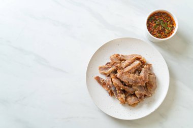 Izgara domuz boynu ya da Tayland baharatlı soslu kömür kaynayan domuz boynu.