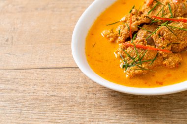 Tayland yemeği seti körili domuz eti Tayland yemeği tarzı.