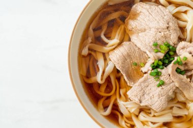 Ev yapımı udon eriştesi, soyalı domuz etli erişte veya Shoyu çorbası.