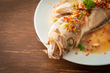 Limonlu ve biberli balık buğulama. Asya usulü.