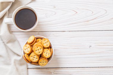 Hindistan cevizli bisküvi ve ananas reçeli.